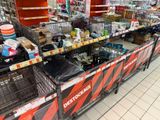 de nombreuses cages dans l'allée d'un supermarché