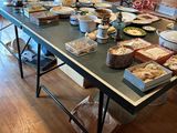une longue table sur laquelle il y a beaucoup de plats