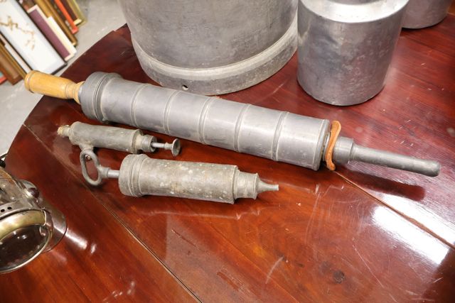 Lot comprenant 3 clystères en étain, 1 grand modèle et 2 petits 