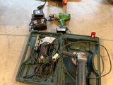 de nombreux outils qui traînent par terre dans le garage