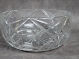 un bol en verre posé sur une table