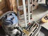un aspirateur posé par terre à côté d'une palette
