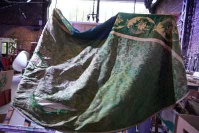 Chape en tissu de soie vert damassé à décor de rinceaux fleu…