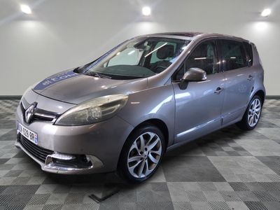 la photo d'une voiture argentée garée dans un garage