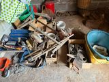 un tas d'outils posé par terre à côté d'un seau