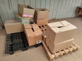 une pile de boîtes sur une palette dans un entrepôt