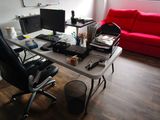 un bureau avec une chaise et un ordinateur dessus