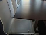 des tables et des chaises dans un restaurant avec vue sur la ville