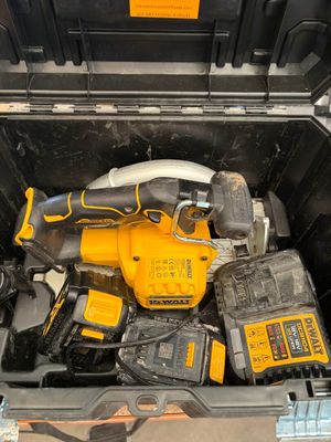 une boîte à outils remplie d'outils électriques