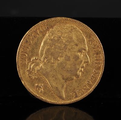 gros plan d'une pièce d'or sur une surface noire