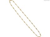 gros plan d'un collier avec une chaîne en or sur fond blanc