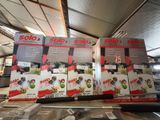 plusieurs cartons de nourriture sont empilés les uns sur les autres