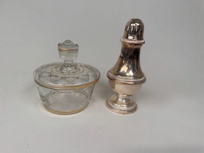 un petit bocal en verre et un petit récipient en verre