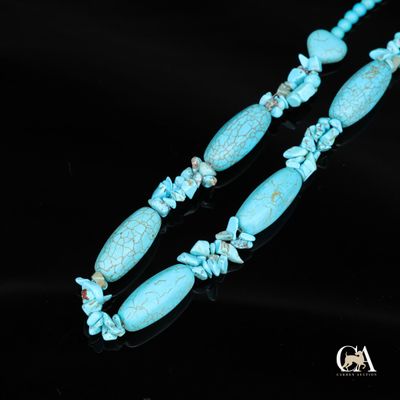 un collier composé de turquoise, turquoise, turquoise, turquoise, turquoise, turquoise, turquoise, turquoise, turquoise, turquoise, turquoise, turquoise, turquoise, turquoise, turquoise, turquoise, turquoise, turquoise