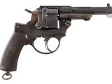 un vieux revolver avec un canon en bois sur fond blanc