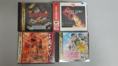 un grand nombre de jeux vidéo sur la table