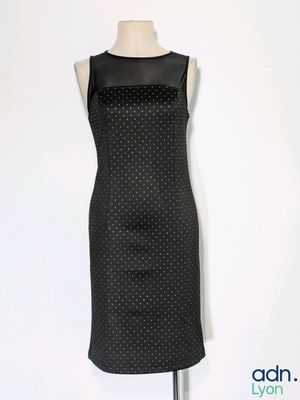 La robe est noire et blanche, avec des pois.