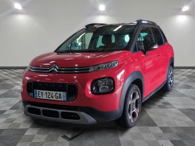 la citrole rouge est garee sur un sol en damier