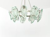 un lustre en verre suspendu au plafond d'une pièce