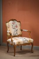 Fauteuil à dossier plat en noyer et hêtre mouluré et sculpté…
