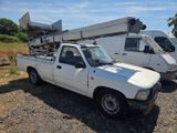 un camion blanc garé à côté d'une camionnette blanche