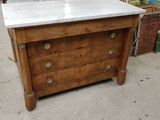 une commode en bois avec un plateau en marbre