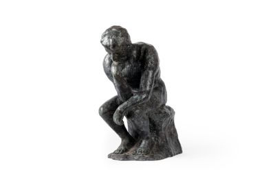 statue représentant un homme assis sur un rocher, les mains posées sur les genoux