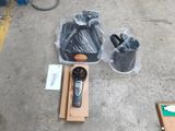 une télécommande posée par terre à côté d'une boîte