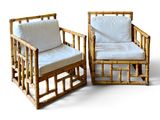 une paire de chaises en bambou avec des coussins blancs sur fond blanc