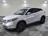 le 4x4 blanc est garé sur un carrelage à carreaux