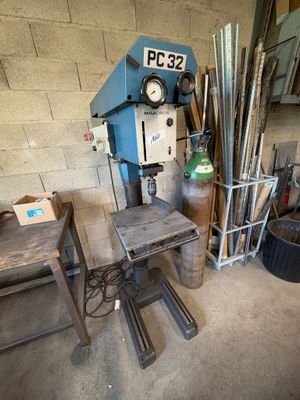 une machine qui se trouve dans une pièce avec de nombreux outils