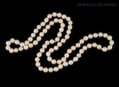 un collier de perles blanches sur fond noir