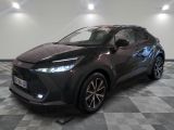 un SUV Toyota C-HR gris garé dans un garage