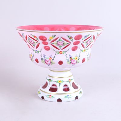 un bol rose et blanc posé sur une table blanche
