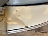 des toilettes blanches posées sur un plancher en bois, près d'un mur