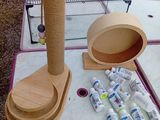 une table sur laquelle se trouve un objet en bois