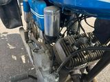 une moto bleue garée sur le bord de la route