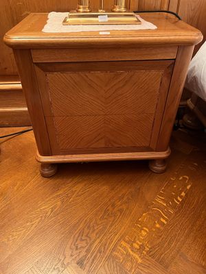 une petite table en bois sur laquelle est posée une lampe