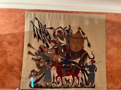 une photo d'une tapisserie accrochée au mur d'une pièce