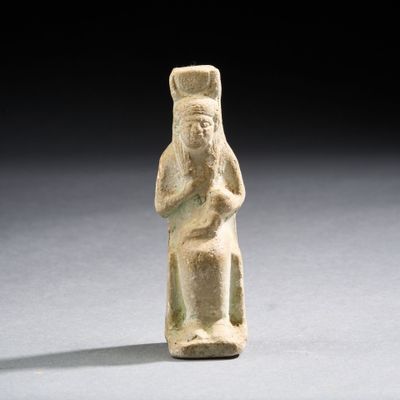 une figurine antique représentant une femme tenant un bébé dans ses bras