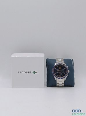 gros plan d'une montre dans une boîte sur une surface blanche