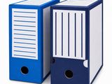deux chemises bleues et blanches posées l'une à côté de l'autre