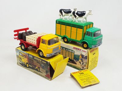 trois camions jouets posés les uns sur les autres