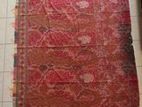 un tapis rouge posé sur un sol carrelé blanc