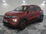 une voiture rouge est garée dans une pièce au sol en damier