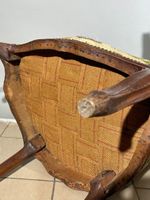 Paire de fauteuils en noyer mouluré, sculpté et teinté à dos… (photo 5)