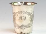 une coupe en argent ornée d'un motif, posée sur une table