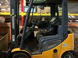 un chariot élévateur à fourche garé dans un entrepôt