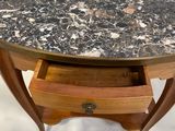 une table avec un plateau en marbre et un tiroir en dessous