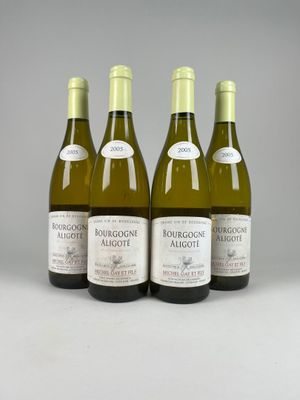 trois bouteilles de vin blanc posées les unes à côté des autres sur une table